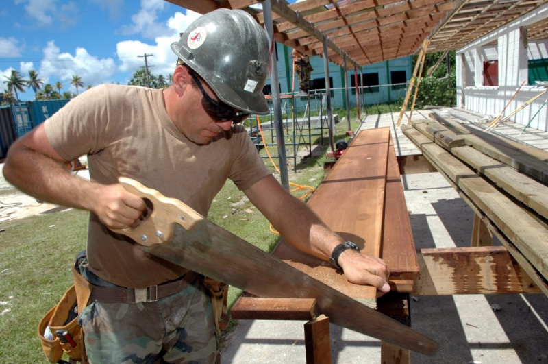 ebeniste-LE REVEST LES EAUX-min_worker_construction_building_carpenter_male_job_build_helmet-893290